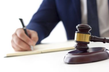 Hukuk, tavsiye ve yasal hizmetler kavramı. Avukat ve takım toplantısı hukuk firmasında avukat.