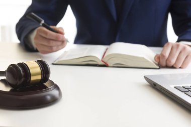 Hukuk, tavsiye ve yasal hizmetler kavramı. Avukat ve takım toplantısı hukuk firmasında avukat.
