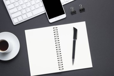 Ofis resepsiyon masası malzemeleri ile. Düz yatıyordu iş işyeri ve nesneleri. Üstten Görünüm. Metin için yer kopyalayın