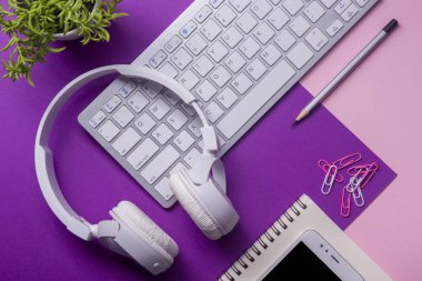 Ofis resepsiyon masası malzemeleri ile. Düz yatıyordu iş işyeri ve nesneleri. Üstten Görünüm. Metin için yer kopyalayın