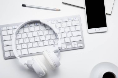 Ofis resepsiyon masası malzemeleri ile. Düz yatıyordu iş işyeri ve nesneleri. Üstten Görünüm. Metin için yer kopyalayın