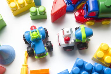 Beyaz zemin üzerine eğitim gelişmekte olan oyuncak çerçeve çocuklar. Üstten Görünüm. Düz yatıyordu. Metin için yer kopyalayın