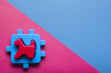 Renkli arka plan üzerinde eğitim gelişmekte olan oyuncak çerçeve çocuklar. Üstten Görünüm. Düz yatıyordu. Metin için yer kopyalayın