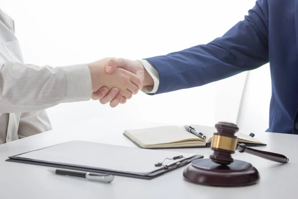 Recht, advies en juridische diensten concept. Advocaat en procureur teamvergadering gelet op law firm. — Stockfoto