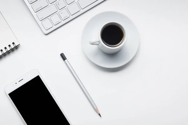 Mesa de escritório com suprimentos. Flat lay Negócios local de trabalho e objetos. Vista superior. Espaço de cópia para texto — Fotografia de Stock