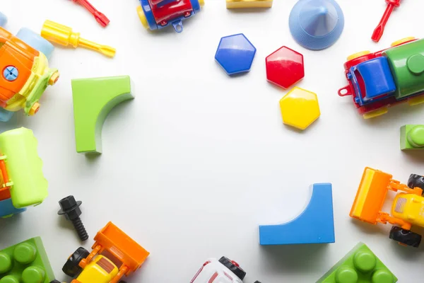 Enfants éducatif développement jouets cadre sur fond blanc. Vue de dessus. Pose plate. Espace de copie pour le texte — Photo