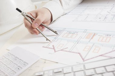 Mimarlar Blueprint, gayrimenkul projesi üzerinde çalışıyor. Mimar işyeri - mimari proje, planları, cetvel, hesap makinesi, laptop ve bölücü pusula. İnşaat kavramı. Mühendislik araçları.