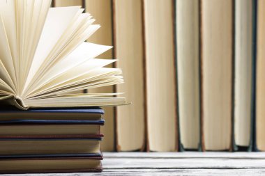Açık kitap, ahşap masadaki ciltli kitaplar. Okula dönelim. Boşluğu kopyala