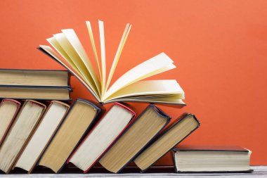 Açık kitap, ahşap masadaki ciltli kitaplar. Okula dönelim. Boşluğu kopyala