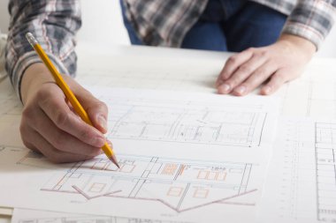 Mimarlar Blueprint, gayrimenkul projesi üzerinde çalışıyor. Mimar işyeri - mimari proje, planları, cetvel, hesap makinesi, laptop ve bölücü pusula. İnşaat kavramı. Mühendislik araçları.