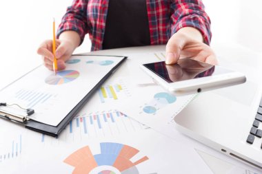 Yeni başlangıç projesi ile çalışma present.professional yatırımcı toplantı iş takım. Finans yöneticileri görev.