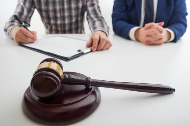 Hukuk, tavsiye ve yasal hizmetler kavramı. Avukat ve takım toplantısı hukuk firmasında avukat.