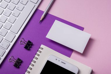 Ofis resepsiyon masası malzemeleri ile. Düz yatıyordu iş işyeri ve nesneleri. Üstten Görünüm. Metin için yer kopyalayın