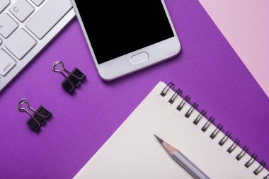 Ofis resepsiyon masası malzemeleri ile. Düz yatıyordu iş işyeri ve nesneleri. Üstten Görünüm. Metin için yer kopyalayın