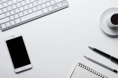 Ofis resepsiyon masası malzemeleri ile. Düz yatıyordu iş işyeri ve nesneleri. Üstten Görünüm. Metin için yer kopyalayın