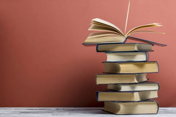 Livro aberto, livros de capa dura sobre mesa de madeira. De volta à escola. Espaço de cópia — Fotografia de Stock