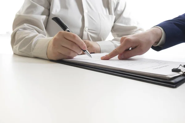 Concepto de derecho, asesoramiento y servicios jurídicos. Abogado y abogado teniendo reunión de equipo en el bufete de abogados . — Foto de Stock