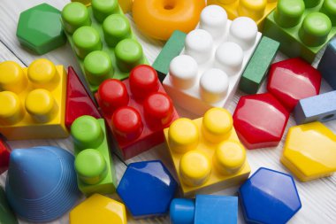 Beyaz zemin üzerine eğitim gelişmekte olan oyuncak çerçeve çocuklar. Üstten Görünüm. Düz yatıyordu. Metin için yer kopyalayın