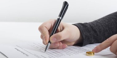 Karı-koca, boşanma, boşanma, fesih, iptal, yasal boşanma belgeleri, boşanma evrakları ya da avukatın hazırladığı evlilik öncesi anlaşma. Evlilik yüzüğü.
