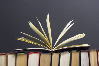 Açık kitap, ahşap masadaki ciltli kitaplar. Okula dönelim. Boşluğu kopyala