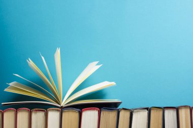 Açık kitap, ahşap masadaki ciltli kitaplar. Okula dönelim. Boşluğu kopyala