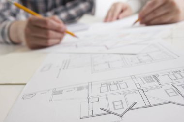 Mimarlar Blueprint, gayrimenkul projesi üzerinde çalışıyor. Mimar işyeri - mimari proje, planları, cetvel, hesap makinesi, laptop ve bölücü pusula. İnşaat kavramı. Mühendislik araçları.