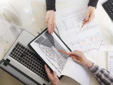 Mimarlar Blueprint, gayrimenkul projesi üzerinde çalışıyor. Mimar işyeri - mimari proje, planları, cetvel, hesap makinesi, laptop ve bölücü pusula. İnşaat kavramı. Mühendislik araçları.