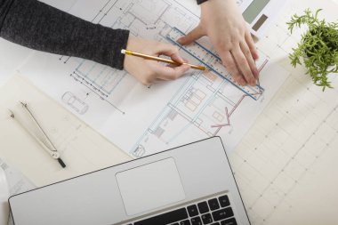 Mimarlar Blueprint, gayrimenkul projesi üzerinde çalışıyor. Mimar işyeri - mimari proje, planları, cetvel, hesap makinesi, laptop ve bölücü pusula. İnşaat kavramı. Mühendislik araçları.