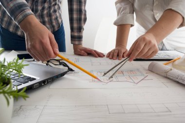 Mimarlar Blueprint, gayrimenkul projesi üzerinde çalışıyor. Mimar işyeri - mimari proje, planları, cetvel, hesap makinesi, laptop ve bölücü pusula. İnşaat kavramı. Mühendislik araçları.
