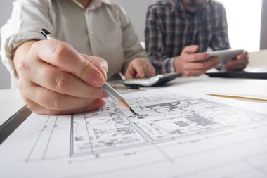 Mimarlar Blueprint, gayrimenkul projesi üzerinde çalışıyor. Mimar işyeri - mimari proje, planları, cetvel, hesap makinesi, laptop ve bölücü pusula. İnşaat kavramı. Mühendislik araçları.