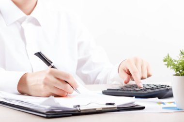 Hesaplamalar yapan kadın muhasebeciye ya da bankacıya yaklaş. Tasarruf, finans ve ekonomi kavramı