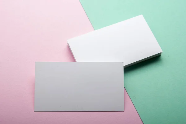 Visitenkarten-Attrappe auf farbigem Hintergrund. Flach gelegt. Kopierraum für Text — Stockfoto