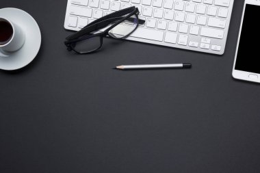 Ofis resepsiyon masası malzemeleri ile. Düz yatıyordu iş işyeri ve nesneleri. Üstten Görünüm. Metin için yer kopyalayın