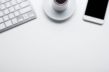 Ofis resepsiyon masası malzemeleri ile. Düz yatıyordu iş işyeri ve nesneleri. Üstten Görünüm. Metin için yer kopyalayın