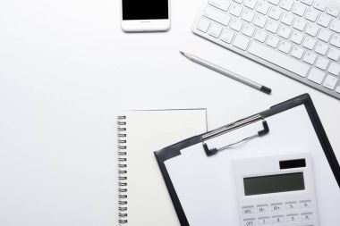 Ofis resepsiyon masası malzemeleri ile. Düz yatıyordu iş işyeri ve nesneleri. Üstten Görünüm. Metin için yer kopyalayın