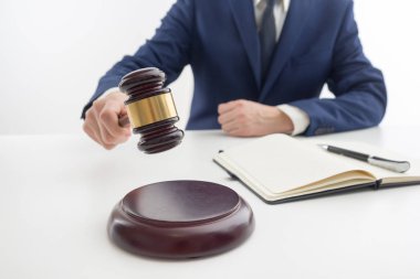 Hukuk, tavsiye ve yasal hizmetler kavramı. Avukat ve takım toplantısı hukuk firmasında avukat.