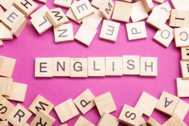 İngilizce kavramı öğrenin. Dil öğrenmek için zaman. Renkli abc alfabe blok ahşap harfler, reklam metni için kopya alanı üzerinden kelime oluşan.