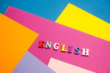 İngilizce sözcük renkli abc alfabe blok ahşap harfler, reklam metni için kopya alanı üzerinden oluşur. Eğitim kavramı.