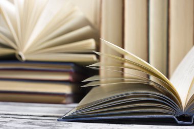 Açık kitap, ahşap masadaki ciltli kitaplar. Okula dönelim. Boşluğu kopyala