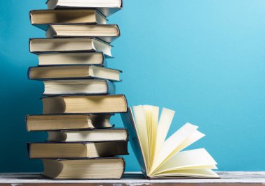 Açık kitap, ahşap masadaki ciltli kitaplar. Okula dönelim. Boşluğu kopyala