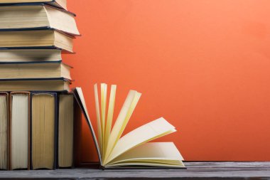 Açık kitap, ahşap masadaki ciltli kitaplar. Okula dönelim. Boşluğu kopyala