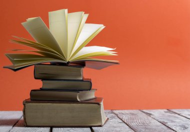 Açık kitap, ahşap masadaki ciltli kitaplar. Okula dönelim. Boşluğu kopyala