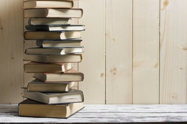 Açık kitap, ahşap masadaki ciltli kitaplar. Okula dönelim. Boşluğu kopyala