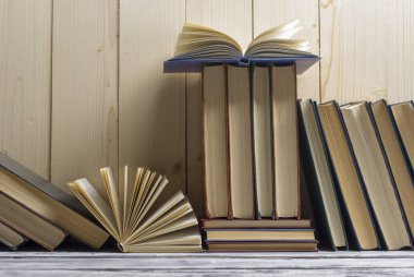 Açık kitap, ahşap masadaki ciltli kitaplar. Okula dönelim. Boşluğu kopyala