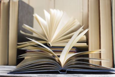 Açık kitap, ahşap masadaki ciltli kitaplar. Okula dönelim. Boşluğu kopyala