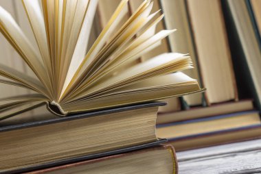 Açık kitap, ahşap masadaki ciltli kitaplar. Okula dönelim. Boşluğu kopyala