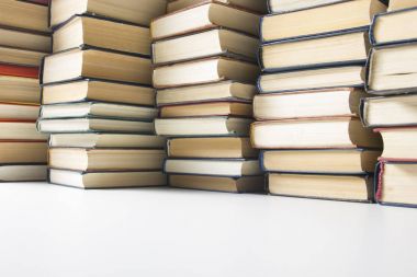 kitapların arka plan yığını. pek çok kitap yığınları.