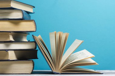 Açık kitap, ahşap masadaki ciltli kitaplar. Okula dönelim. Boşluğu kopyala