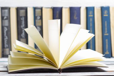 Açık kitap, ahşap masadaki ciltli kitaplar. Okula dönelim. Boşluğu kopyala