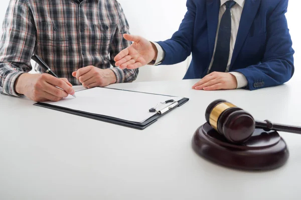 Direito, aconselhamento e conceito de serviços jurídicos. Advogado e advogado tendo reunião de equipe no escritório de advocacia . — Fotografia de Stock